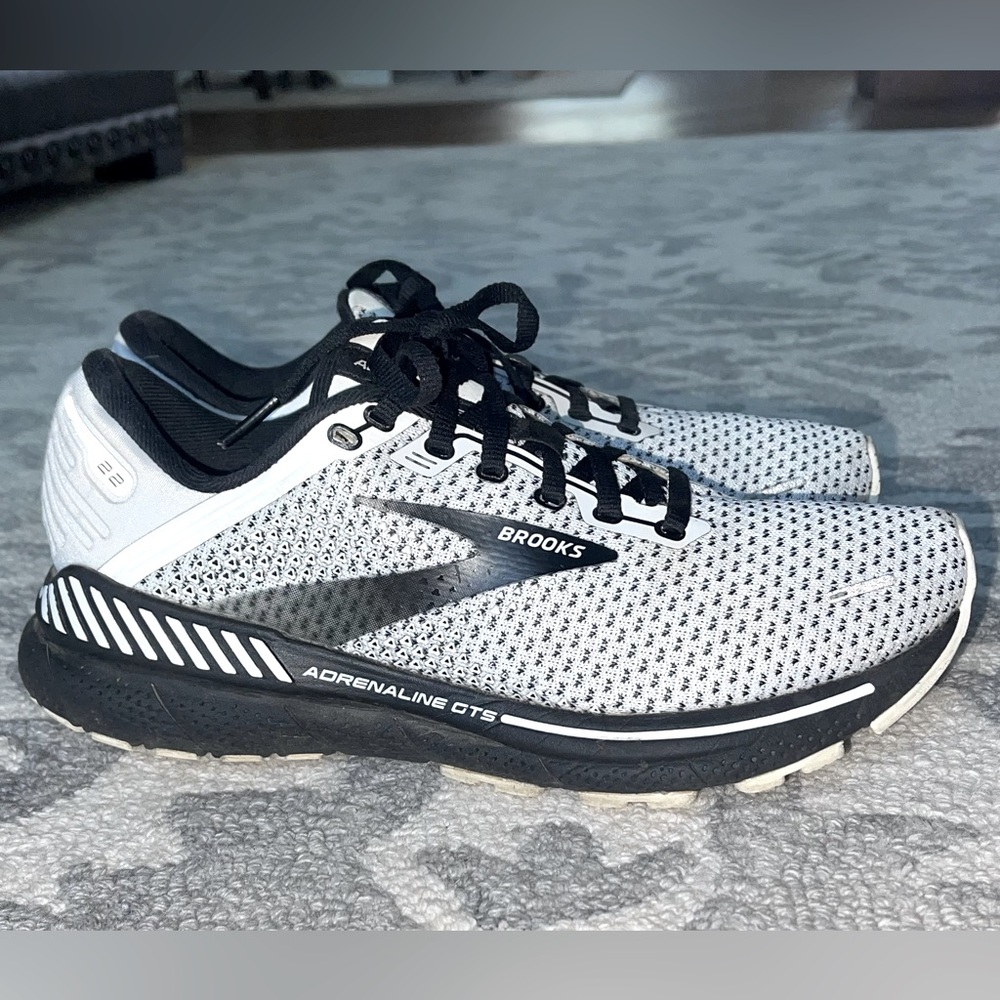 GUC•Women’s Brooks Adrenaline GTS22•Sz 8
